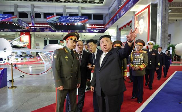 Kim Jong Un l-a dus pe Șoigu la o expoziție de armament, unde i-a arătat rachetele balistice interzise