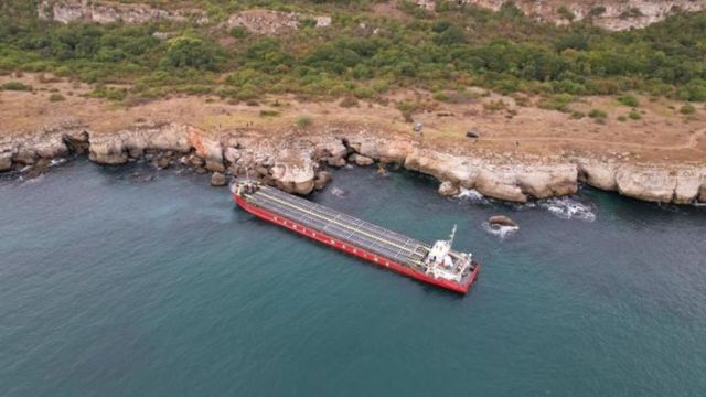 Un cargou încărcat cu uree și care a eșuat pe țărmul bulgar al Mării Negre s-a scufundat