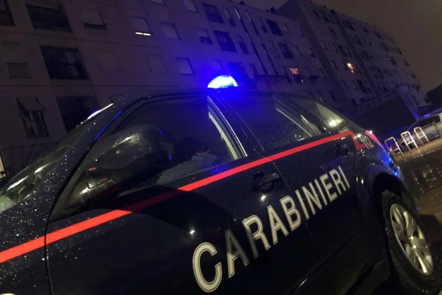 Si getta dal balcone ma cade su una passante uccidendola
