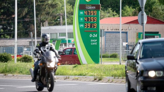 Brüsszel nyomására kell a benzin jövedéki adójához hozzányúlni és a gyártói hulladékdíjat bevezetni
