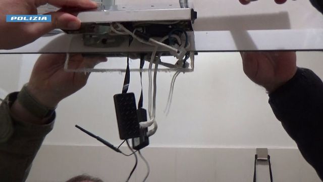 Telecamere installate in bagni e camere da letto, sul telefono del proprietario l’app per spiare gli inquilini