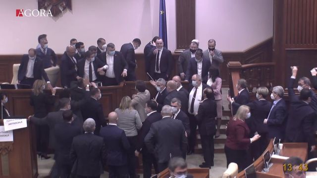 Momentul în care Grosu aruncă cu apă din prezidiul Parlamentului