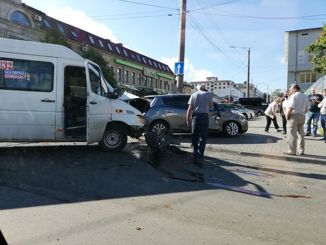 Doi pasageri ai unui microbuz de linie din Capitala, transportați la spital, dupa implicarea mijlocului de transport intr-un accident