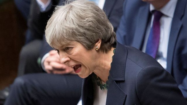 Theresa May l-a demis pe ministrul Apărării din cauza unor scurgeri de informații