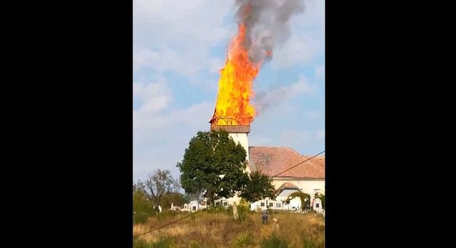 Incendiu puternic la Biserica Unitariană din Sânmiclăuș, turla s-a prăbușit