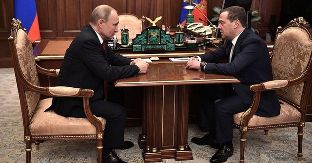 Ruská vláda podává demisi, oznámil premiér Dmitrij Medvěděv