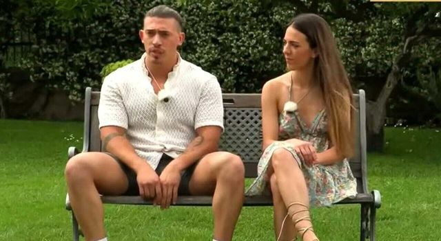 Temptation Island, Simone choc: terrapiattista e traditore confesso