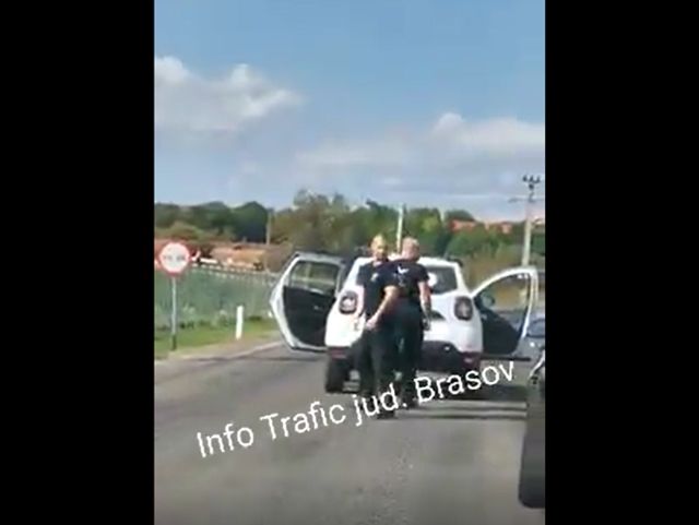 VIDEO Mașina unui șofer, scuipată și lovită de agenții unei firme de pază din Brașov