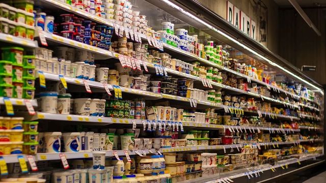 Plafonarea adaosului comercial pentru alimentele de bază va fi prelungită cu 3 luni