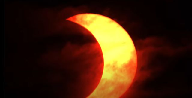 Eclipsa inelară de soare, vizibilă astăzi și în Republica Moldova