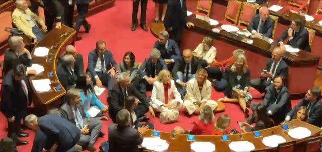 Dl sicurezza, protesta delle opposizioni in Senato: sospesa la seduta in Aula