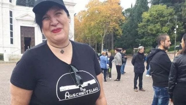 La maglietta col logo ‘Auschwitzland’ non incita alla discriminazione: ecco perché il tribunale di Forlì ha assolto Selene Ticchi
