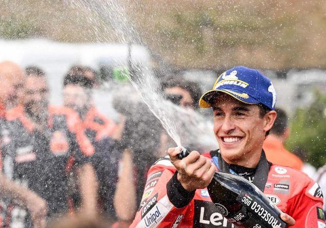 Marc Márquez esquiva la presión para ganar el sprint de Brno