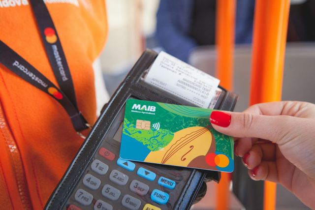 Primăria municipiului Chișinău începe implementarea plăților electronice în transportul public din capitală