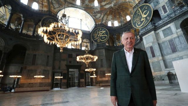 Istanbul, Erdogan in visita a sorpresa a Santa Sofia