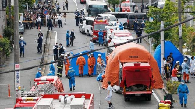 O elevă a fost ucisă, alți 16 copii au fost înjunghiați în timp ce așteptau autobuzul în stație, lângă Tokyo