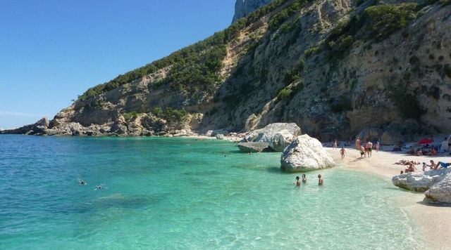 Cade un albero in spiaggia in Ogliastra, muore giovane donna