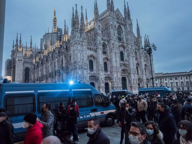 No green pass, momenti di tensione a Milano in piazza Duomo