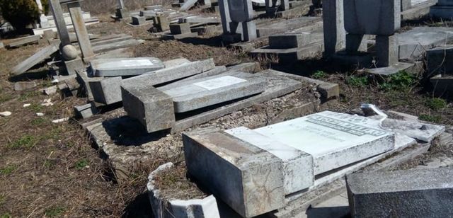Trei minori, principalii suspecți pentru distrugerea unui cimitir evreiesc din Huși