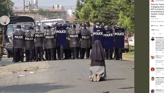 Myanmar, la suora in ginocchio davanti alla polizia