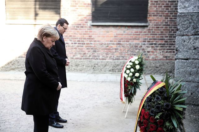 Mély szégyenérzetről beszélt Merkel Auschwitzban