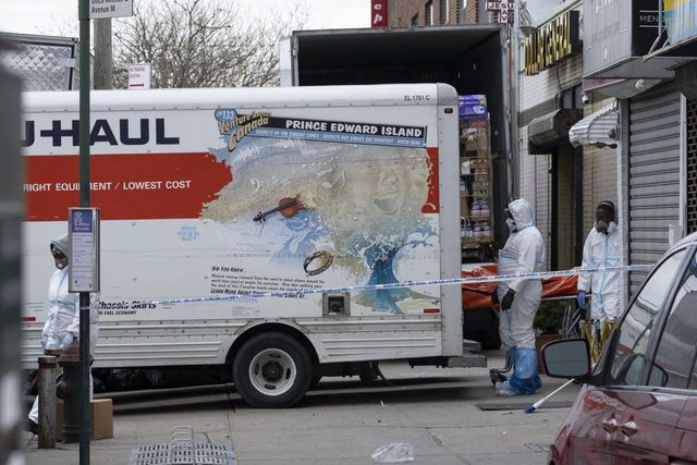 Coronavirus, a New York decine di salme stipate in camion in strada