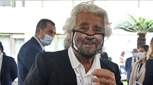Referendum, Beppe Grillo: "Potere al popolo e via i dinosauri"