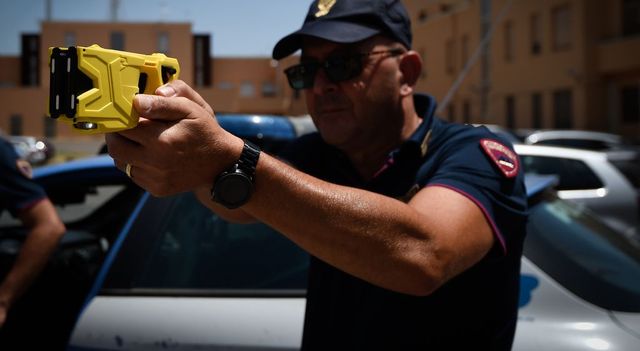 Reggio Emilia, uomo fermato con taser dalla polizia muore in ospedale
