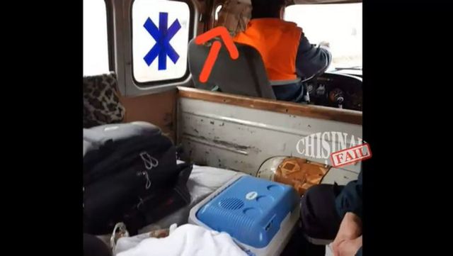 Carton în loc de geam: Starea deplorabilă în care a ajuns o ambulanță din Florești