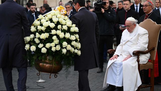 Ucraina, la commozione del Papa in piazza di Spagna: “Pace vinca sulla guerra”