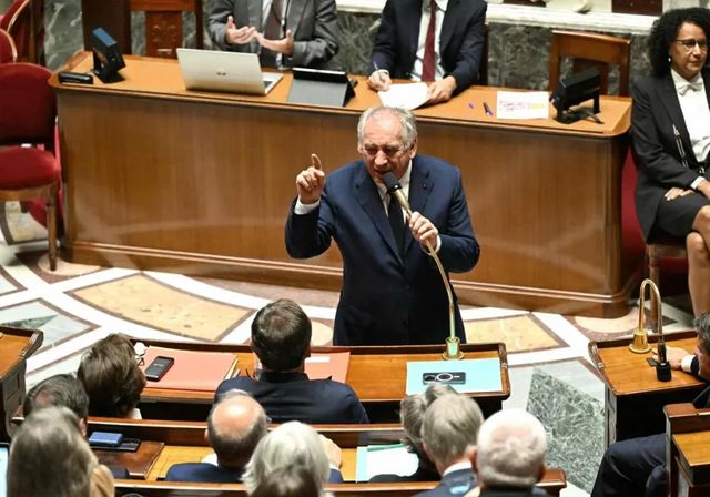 Una amplia mayoría de la Asamblea Nacional francesa niega la confianza a Bayrou