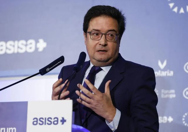 Óscar López mantiene su «confianza plena y absoluta» en el fiscal general y acusa a Ayuso de «guerra sucia»