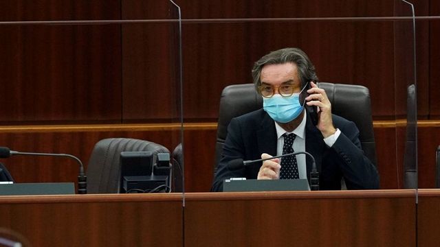 Attilio Fontana, la Finanza copia i dati del telefono del governatore lombardo per il caso Diasorin