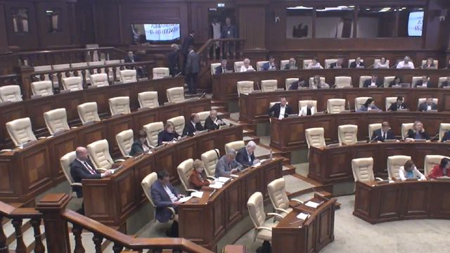 Socialiștii boicotează ședința Parlamentului pentru a protesta la judecătorie în cazul Dodon; Comuniștii nu s-au alăturat