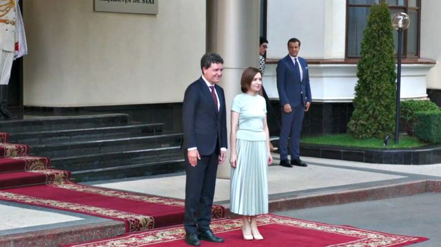 Momentul întâmpinării președintelui României de către Maia Sandu, la Reședința de Stat