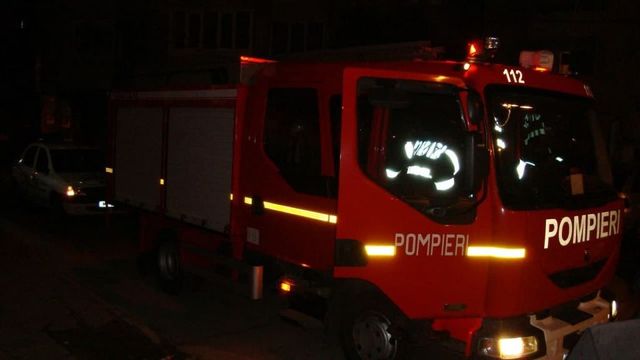 Pompierii au lichidat un incendiu izbucnit într-un bloc de locuit din Capitală