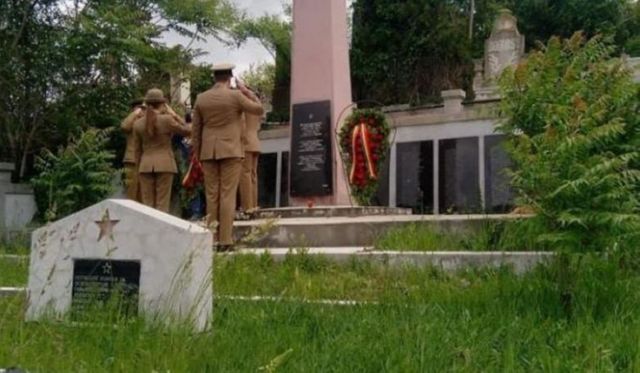 Gafă de proporții la Turda: Militarii au depus flori, din greșeală, la monumentul eroilor sovietici, nu români