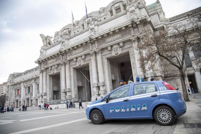 Nuova aggressione a Milano, agente spara e ferisce 36enne