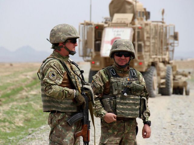 Unul dintre cei doi militari răniți în Afganistan a fost transportat în Germania
