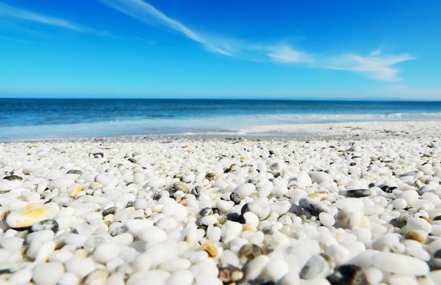 Un francez a fost arestat după ce a furat 41 kg de pietricele de pe o plajă din Sardinia
