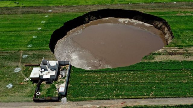 Oamenii de știință încearcă să dezlege misterul unui crater gigantic, apărut peste noapte în Mexic