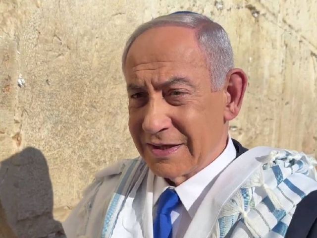 Gerusalemme, la preghiera di Netanyahu per Trump al Muro del Pianto