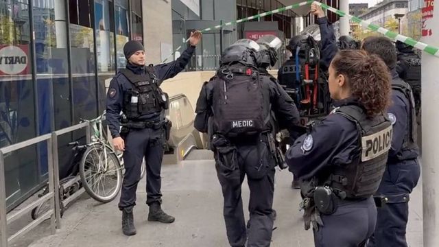 Alertă teroristă la Paris. Poliția a împușcat o femeie care amenința că se aruncă în aer