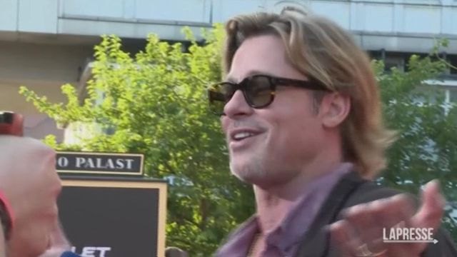Brad Pitt in gonna sul red carpet, fan sorpresi ed è pioggia di critiche sui social
