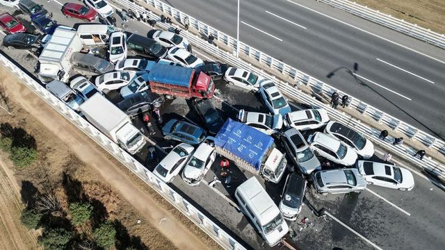 Peste o sută de mașini s-au ciocnit pe o autostradă din China