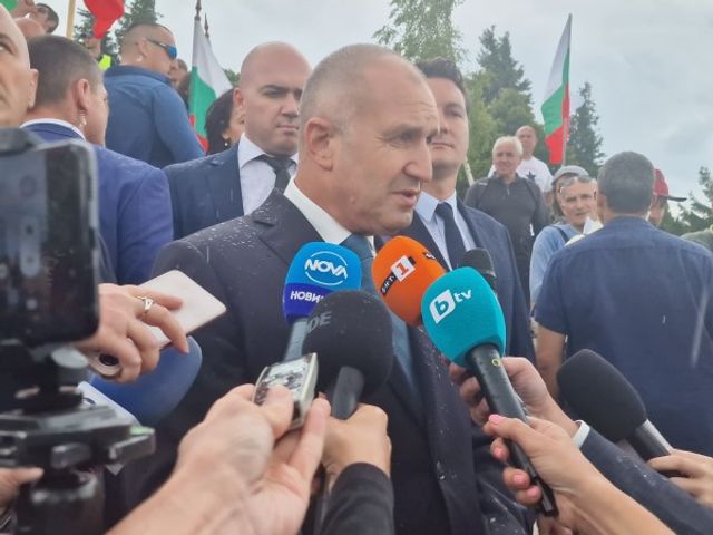 Изказванията на партийни лидери напоследък ясно ни показват, че се движим към някаква политическа гротеска, каза президентът Румен Радев