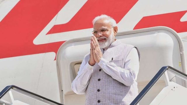 PM Modi's 'down to earth' gesture at Houston airport leaves netizens impressed!