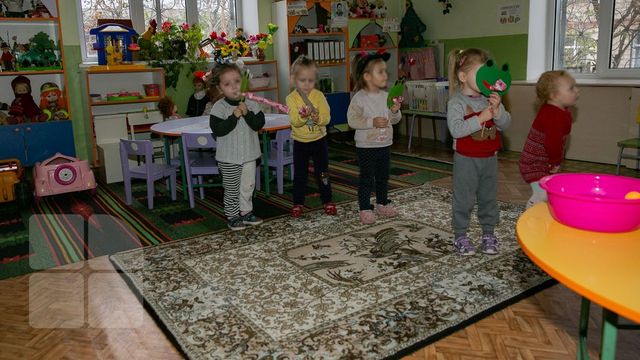 Președintele României a promulgat legea privind dublarea alocațiilor pentru copii