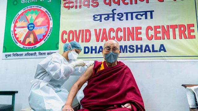 Liderul spiritual tibetan, Dalai Lama, in varsta de 85 de ani a fost vaccinat impotriva COVID-19