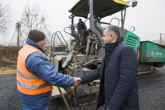 Премьер проинспектировал ремонтные работы на дороге Кишинев - Унгены - Скулены